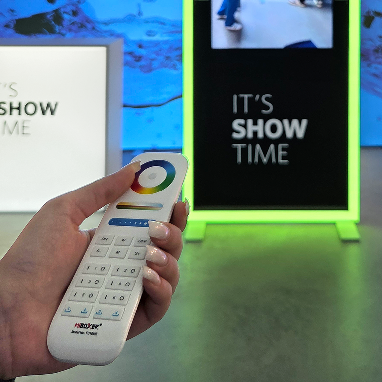 Fácil cambio de color del marco luminoso mediante mando a distancia